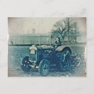 Landlandvrouw die een tractor bestuurt briefkaart
