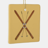 Landoverschrijdende huiden en polen keramisch ornament (Rechts)