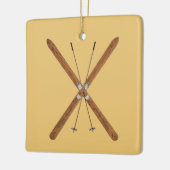 Landoverschrijdende huiden en polen keramisch ornament (Links)