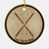 Landoverschrijdende ski's op oud papier keramisch ornament (Voorkant)