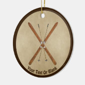 Landoverschrijdende ski's op oud papier keramisch ornament (Links)