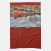 Landrode muur die in de Pond Dish Towel reflecteer Theedoek (Verticaal)