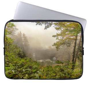 Landschap bos en oceaan laptop sleeve