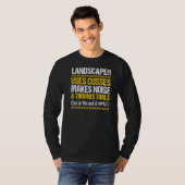 Landschap Gardener Throws Tools Landscaper T-shirt (Voorkant volledig)