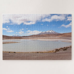 Landschap in het meer met vulkaan op de Altiplano Legpuzzel