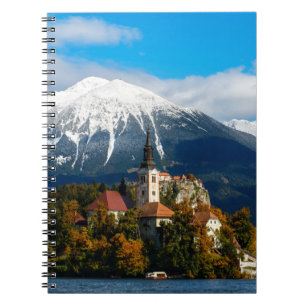 Landschap in het meer van Bled in de herfst Notitieboek