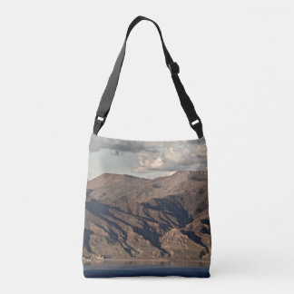 Landschap met bergen en meer crossbody tas