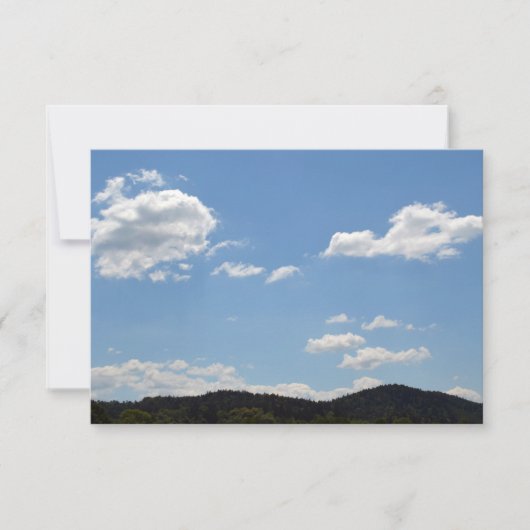 Landschap met groene heuvels, bomen en wolken bedankkaart (Voorkant)