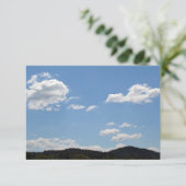 Landschap met groene heuvels, bomen en wolken bedankkaart (Staand voorkant)