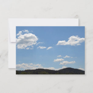 Landschap met groene heuvels, bomen en wolken bedankkaart