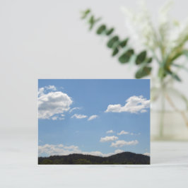 Landschap met groene heuvels, bomen en wolken  briefkaart