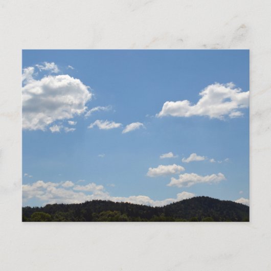 Landschap met groene heuvels, bomen en wolken briefkaart (Voorkant)