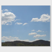 Landschap met groene heuvels, bomen en wolken cadeaupapier (Vlak)