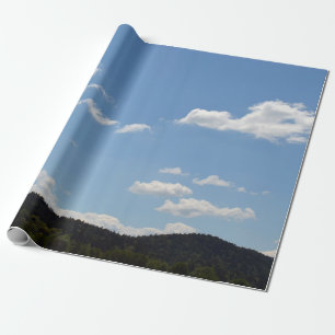 Landschap met groene heuvels, bomen en wolken cadeaupapier