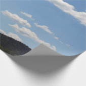 Landschap met groene heuvels, bomen en wolken cadeaupapier (Hoek)