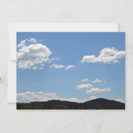 Landschap met groene heuvels, bomen en wolken kaart