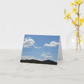 Landschap met groene heuvels, bomen en wolken kaart (Gele Bloem)