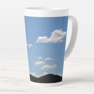 Landschap met groene heuvels, bomen en wolken latte mok