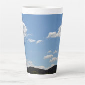 Landschap met groene heuvels, bomen en wolken latte mok (Voorkant)