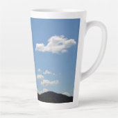 Landschap met groene heuvels, bomen en wolken latte mok (Rechts)