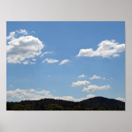 Landschap met groene heuvels, bomen en wolken poster