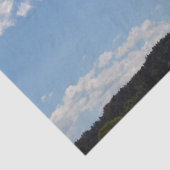 Landschap met groene heuvels, bomen en wolken tissuepapier (Detail)