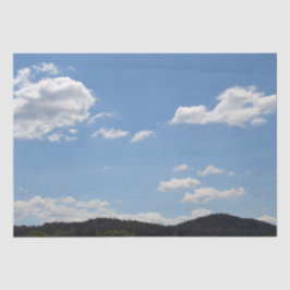 Landschap met groene heuvels, bomen en wolken tissuepapier