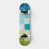 Landschap met multigekleurde vierkantjes persoonlijk skateboard (Voorkant)