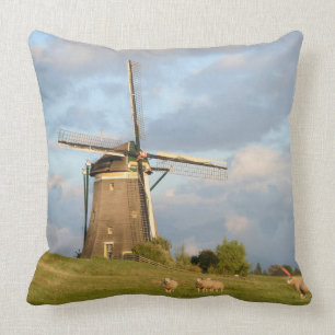 Landschap met windmolens en schapen kussen