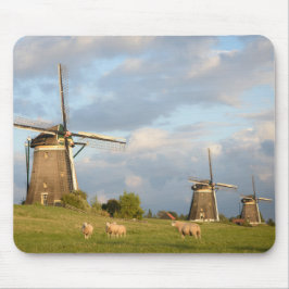 Landschap met windmolens en schapen muismat