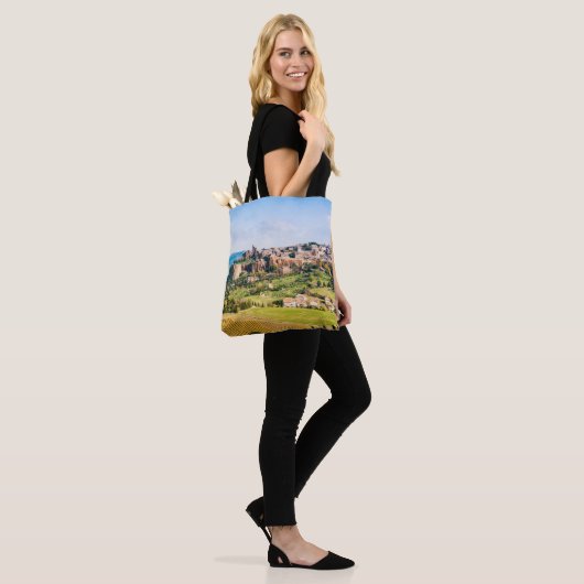 Landschap over Orvieto Tote Bag (Op model)