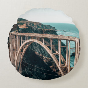 LANDSCHAPE FOTOGRAFIE VAN GRAY CONCRETE BRIDGE ROND KUSSEN