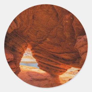 Landschappelijk beeld van een geërodeerde zandstee ronde sticker