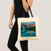 Landschapsfoto van bergen en meer tote bag (Voorkant (product))