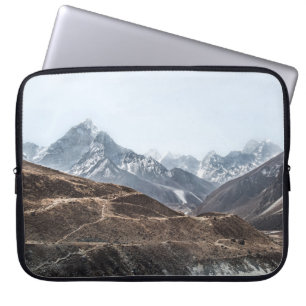 LANDSCHAPSFOTO VAN MONTAINEN ONDER WITTE KLEUTEN LAPTOP SLEEVE