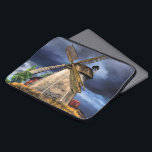 Landschapshoes van de Nederlandse Windmill-laptop Laptop Sleeve<br><div class="desc">Prachtige Nederlandse windmolen - Tekenkunst Nederlandse Natuur Holland Mill - Kies / voeg je unieke tekst / naam toe - maak je speciale cadeau - vergroot en verplaats of verwijder elementen / afbeelding met aanpassingsgereedschap! - Tekening en ontwerp door MIGNED. Je kunt ook mijn design overdragen naar meer dan 1000...</div>