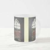 Landschapsschildering van uitzicht uit kerkraam matglas koffiemok (Voorkant rechts)