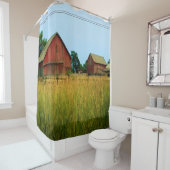 Landvelden met rode muur en buitengebouwen douchegordijn (In situ)