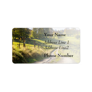 Landweg tussen groene weiden landschap etiket