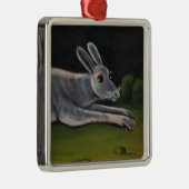 Lang grijze konijn dat over velden springt metalen ornament (Rechts)