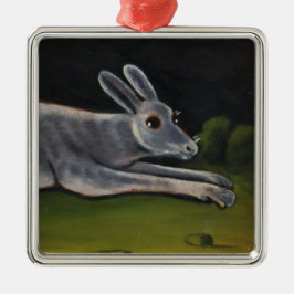 Lang grijze konijn dat over velden springt metalen ornament