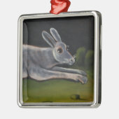 Lang grijze konijn dat over velden springt metalen ornament (Links)