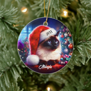 Lang Haar Siamese Kat in een Kerstmuts Kerstmis Keramisch Ornament