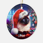 Lang Haar Siamese Kat in een Kerstmuts Kerstmis Keramisch Ornament (Links)