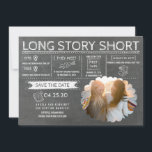 Lang verhaal kort | Zelfde genderfoto slaat de dat Save The Date<br><div class="desc">Een grappige foto slaat de datumkaart "Long Story Short" op in een tekenstijl op het bord - een unieke manier om je bruiloft aan te kondigen.</div>