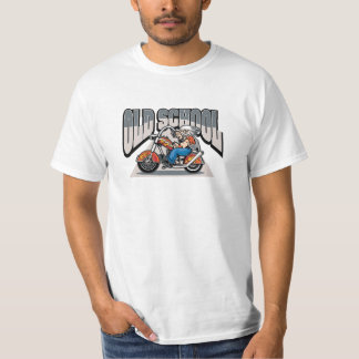 Langdurige bejaarde schoolbank op gevloeide motorf t-shirt