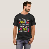 Lange 7e graad 8e graad hier kom ik Afstuderen T-shirt (Voorkant volledig)