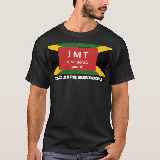 LANGE DONKERE KNAPPE MAN. T-Shirt (Voorkant)