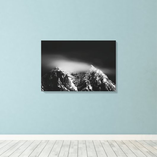 Lange en witte wolken over de bergen canvas afdruk (Insitu (Houten vloer))