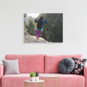Lange haarvrouw loopt in het bos canvas afdruk (Insitu (Woonkamer))